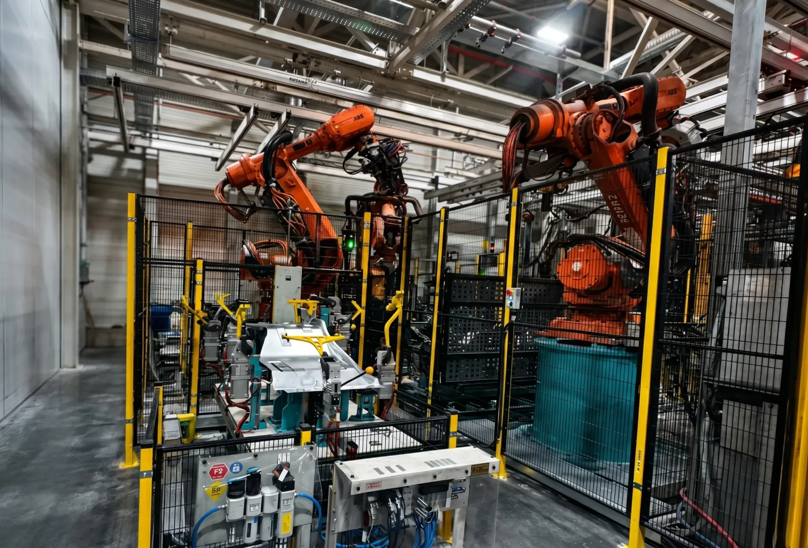 Turuncu robotlardan oluşan çok istasyonlu otomasyon hücresi